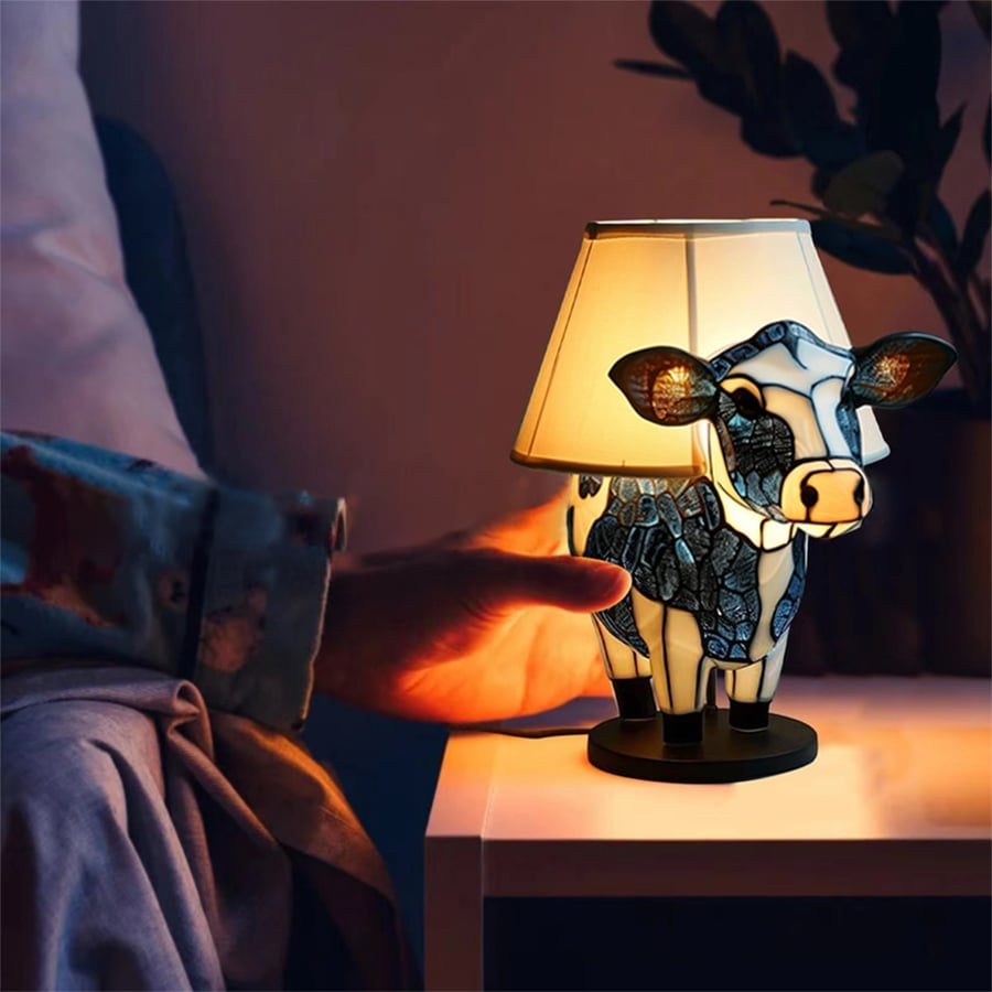 Håndlavet Highland-ko Bordlampe i Farvet Glas – Unik Kunstnerisk Boligindretning og Gave